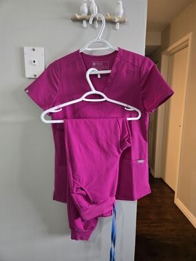 FIGS V-Neck Scrub Top & Pants Set